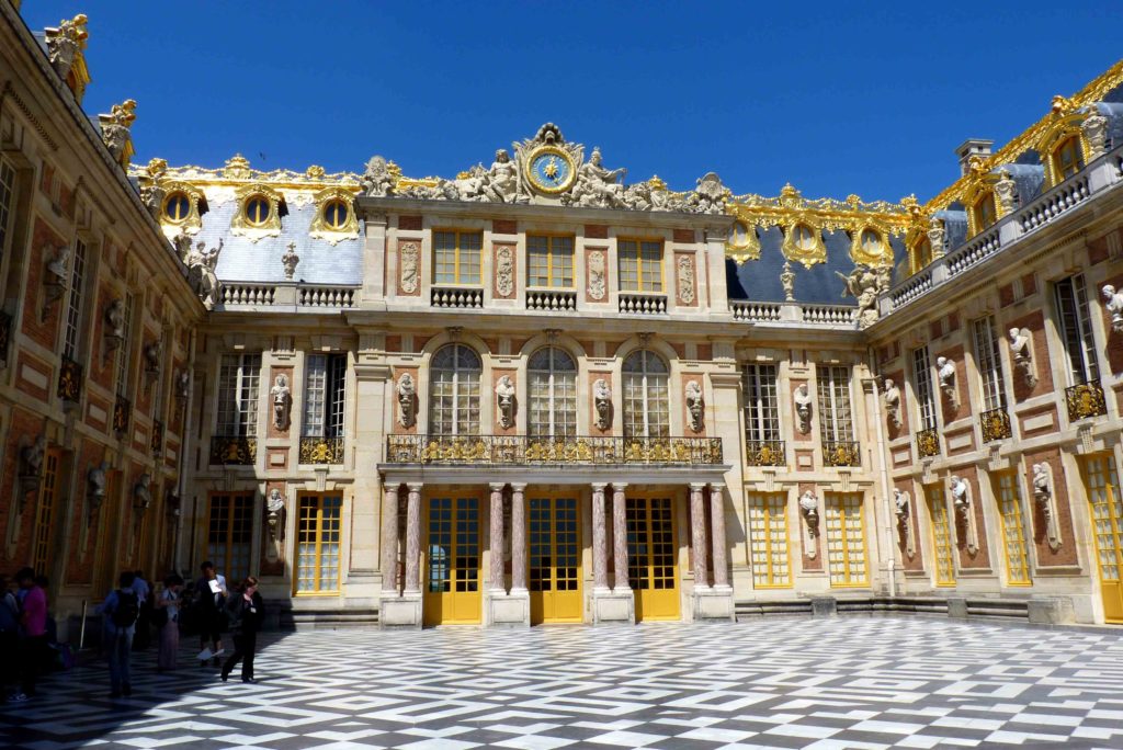 Почему версаль. Версальский дворец Версаль Франция. Версальский дворец Версаль внутри. Дворец короля солнца Версаль. Версальский дворец снаружи.