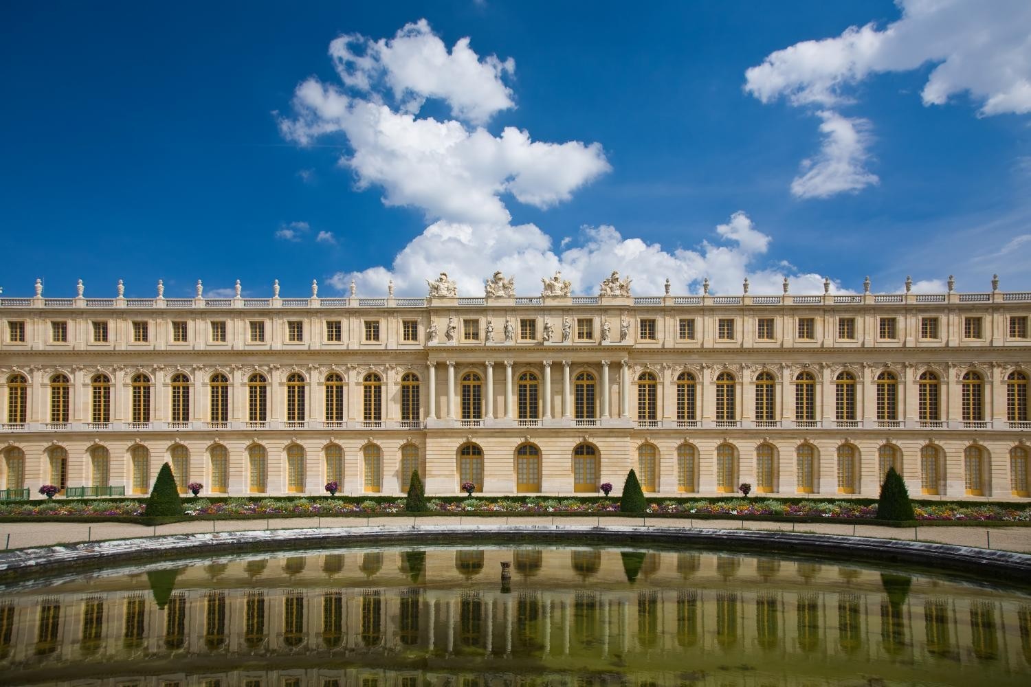 Классицизм какая страна. Версальский дворец Версаль классицизм. Версальский дворец Архитектор. Версаль французский классицизм. Классицизм архитектура Версальский дворец.