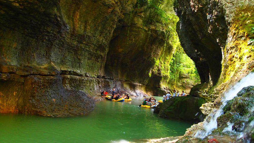 Путешествие в каньон Мартвили и пещеру Прометея - экскурсии