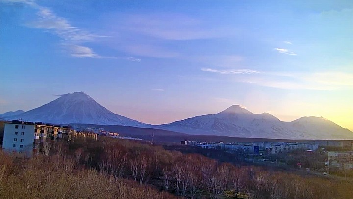 Веб-камера с видом на вулканы Корякский, Авачинский, Козельский
