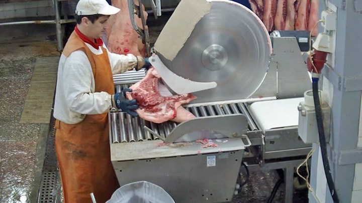 Веб-камера Ростовского мясокомбината: обвалка мяса