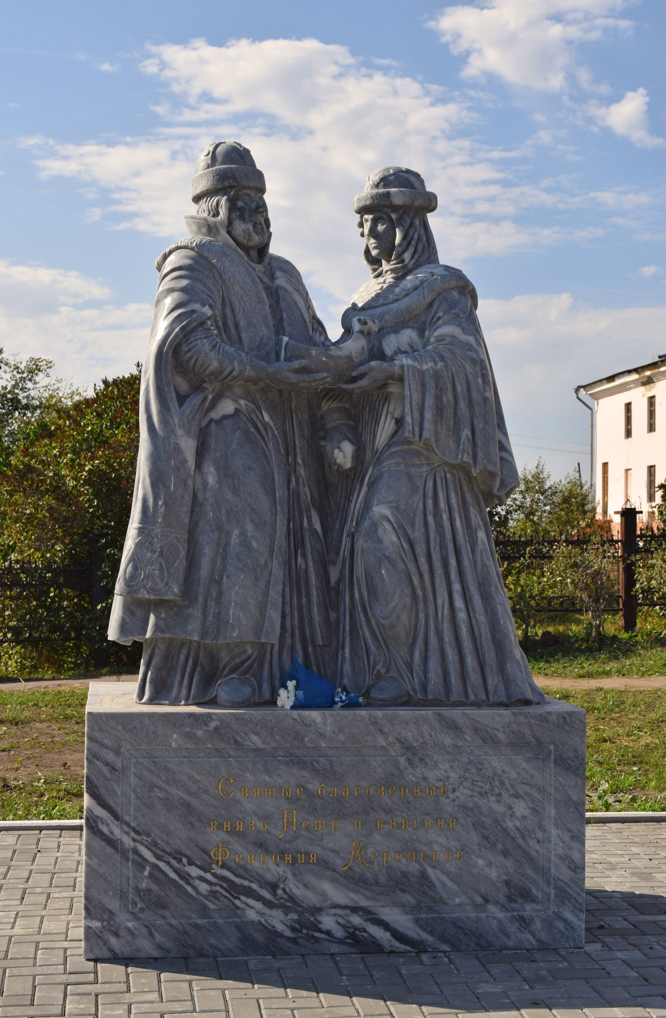 Памятник Преподобным Петру и Февронии Муромским