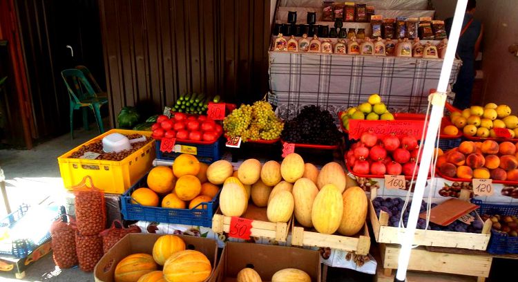 Южные фрукты и овощи продаются на каждом углу