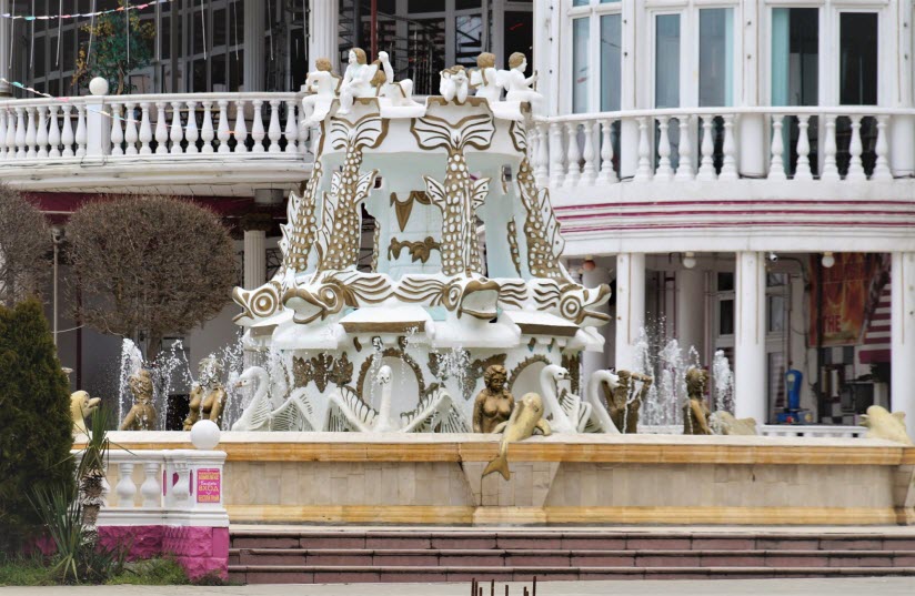фонтан на набережной в Кабардинке