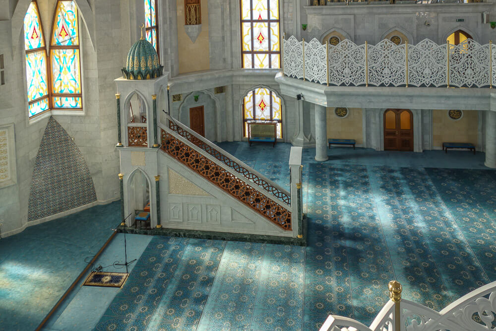 Внутри мечети в Казани
